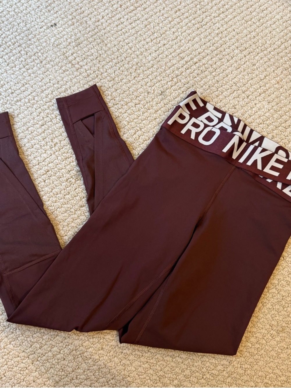 Nike Intertwist Leggings in maroon